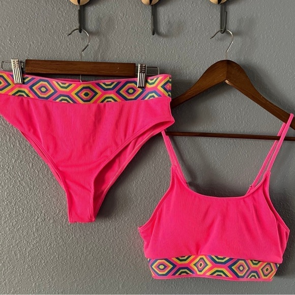 2pc Bathing suit hot pink with Geometric print new size 14 - Picture 3 of 5